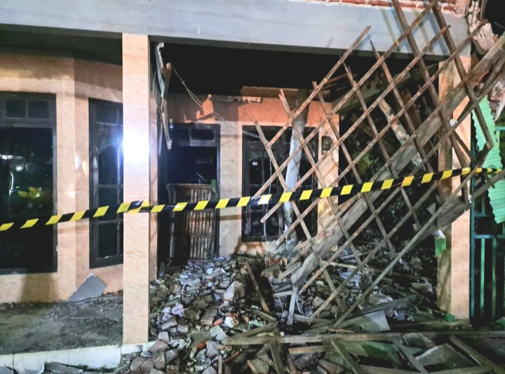 Kondisi rumah warga Desa Oro-oro Ombo Kulon, yang diterpa angin kencang  (Dok. Harianjatim.id)