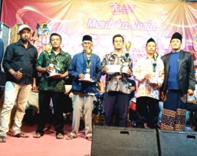 Pembagian hadiah bagi pemenang lomba yang dilaksanakan di Dusun Dayu, Desa Dayurejo, Dalam Dalam memeriahkan Dirgahayu Kemerdekaan RI Ke-79 (Dok. Harianjatim.id)