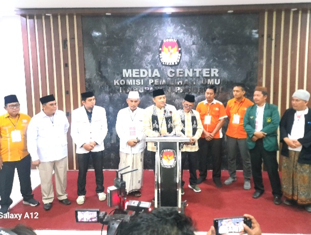Pasangan Calon Bupati dan Wakil Bupati Kabupaten Pasuruan, Rusdi-Shobih saat sampaikan sambutan di ruang Media Center KPU Kabupaten Pasuruan (Dok.Harianjatim.id)
