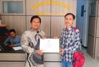 Penyerahan Sertifikat sebagai bentuk Akreditasi, diterima Sekretaris DPC POSNU, Jaya Andri Firmansyah, dari Anggota Komisioner KPU kabupaten Pasuruan, Muhammad Rois (foto: ist)