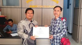 Penyerahan Sertifikat sebagai bentuk Akreditasi, diterima Sekretaris DPC POSNU, Jaya Andri Firmansyah, dari Anggota Komisioner KPU kabupaten Pasuruan, Muhammad Rois (foto: ist)