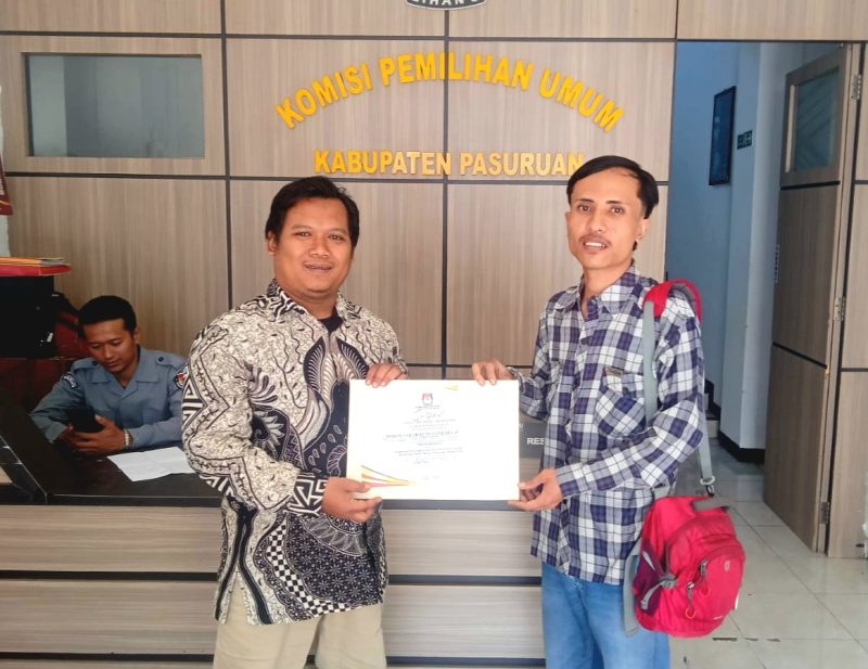 Penyerahan Sertifikat sebagai bentuk Akreditasi, diterima Sekretaris DPC POSNU, Jaya Andri Firmansyah, dari Anggota Komisioner KPU kabupaten Pasuruan, Muhammad Rois (foto: ist)