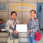 Penyerahan Sertifikat sebagai bentuk Akreditasi, diterima Sekretaris DPC POSNU, Jaya Andri Firmansyah, dari Anggota Komisioner KPU kabupaten Pasuruan, Muhammad Rois (foto: ist)