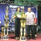 Penyerahan Piala,diserahkan oleh Kepala Sekolah SMKN 3 Buduran (Foto: ist)