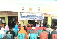 Pembagian BLT-DD, Desa Ploso, yang dilaksanakan di Balai Desa, nampak hadir masyarakat yang menerima manfaat bantuan (Dok. Harianjatim.id)