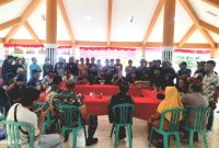 Suasana Mediasi, Warga Pencalukan, Prigen, saat mengajukan tuntutannya, di Kelurahan Pencalukan. (Dok. Harianjatim.id)