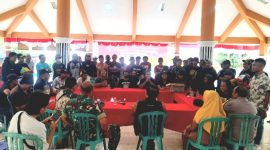 Suasana Mediasi, Warga Pencalukan, Prigen, saat mengajukan tuntutannya, di Kelurahan Pencalukan. (Dok. Harianjatim.id)