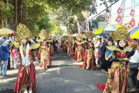 Perform Rt. 07, Dusun Tanjungsari, dalam Karnaval Festival Budaya, di depan Balai Desa Tanjung Arum (Dok. Harianjatim.id)