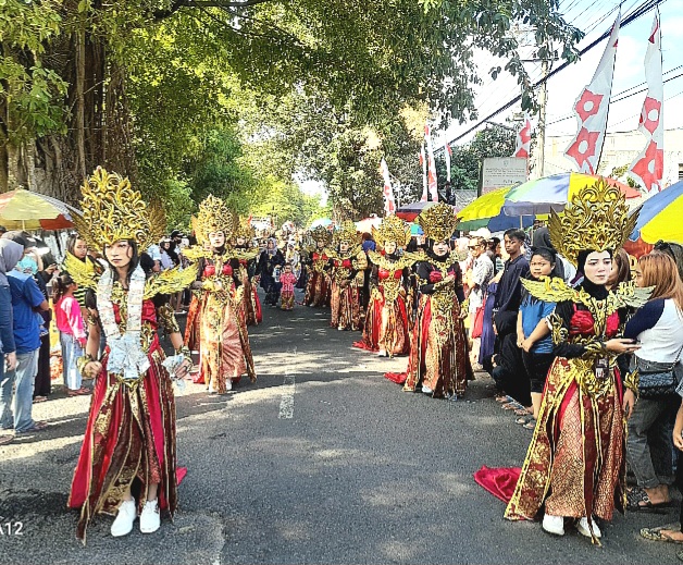 Perform Rt. 07, Dusun Tanjungsari, dalam Karnaval Festival Budaya, di depan Balai Desa Tanjung Arum (Dok. Harianjatim.id)