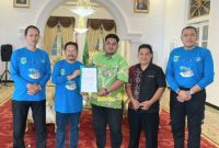 Pj. Bupati Pasuruan, Dr.Andriyanto, berikan restu Kades Randupitu, Mochammad Fuad, menjelang Keberangkatannya ke China (foto: ist)