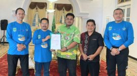 Pj. Bupati Pasuruan, Dr.Andriyanto, berikan restu Kades Randupitu, Mochammad Fuad, menjelang Keberangkatannya ke China (foto: ist)