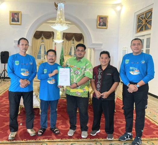 Pj. Bupati Pasuruan, Dr.Andriyanto, berikan restu Kades Randupitu, Mochammad Fuad, menjelang Keberangkatannya ke China (foto: ist)