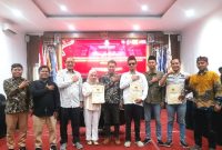 Foto bersama jajaran Komisioner KPU Kabupaten Pasuruan bersama Bawaslu dan LO kedua Paslon dalam Penyerahan Berita Acara  (Dok. Harianjatim.id)