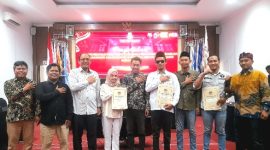 Foto bersama jajaran Komisioner KPU Kabupaten Pasuruan bersama Bawaslu dan LO kedua Paslon dalam Penyerahan Berita Acara  (Dok. Harianjatim.id)