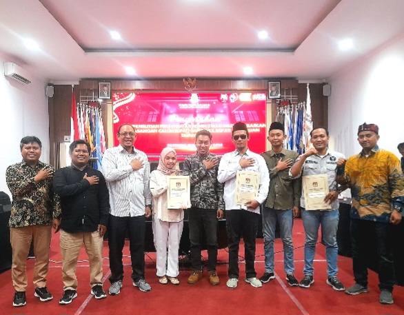 Foto bersama jajaran Komisioner KPU Kabupaten Pasuruan bersama Bawaslu dan LO kedua Paslon dalam Penyerahan Berita Acara  (Dok. Harianjatim.id)