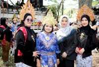 Salah peserta dari Dusun Sentir, dengan memakai baju adat, ikut memeriahkan pada Karnaval di Desa Wedoro, Pandaan ((dok. Harianjatim.id)