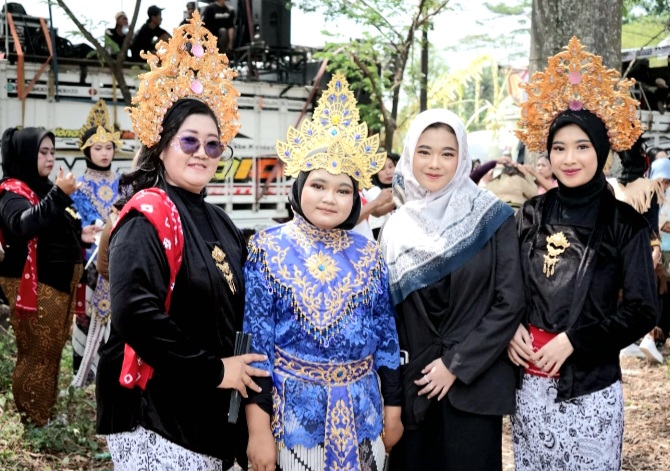 Salah peserta dari Dusun Sentir, dengan memakai baju adat, ikut memeriahkan pada Karnaval di Desa Wedoro, Pandaan ((dok. Harianjatim.id)