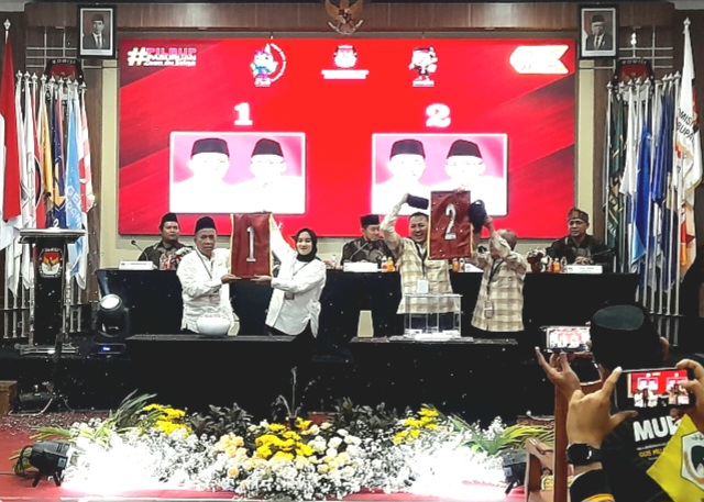 Dalsm pengundian nomor urut tersebut berhasil ditetapkan , Gus Mujib- Wardah mendapat No.1 dan Rusdi-Shobih No.2  (Dok. Harianjatim.id)