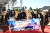 Kepala Desa Pager, bersama ibu-ibu PKK dan jajaran Pemerintah Desa, menjadi peserta pembuka Kirab Budaya   (Dok.Harianjatim.id)