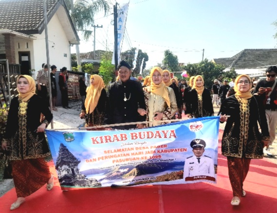 Kepala Desa Pager, bersama ibu-ibu PKK dan jajaran Pemerintah Desa, menjadi peserta pembuka Kirab Budaya   (Dok.Harianjatim.id)