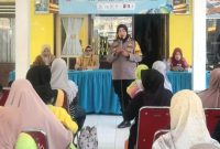 Peserta SOTH BKB Cempaka, Desa Karangsono, antusias dengarkan paparan materi dari Kapolsek Sukorejo, AKP. Marti