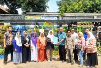 Penyerahan hasil penilaian tim dari Pendamping Desa Kepada Kepala Desa Sumbersuko, H. Arif Efendi (Dok.Harianjatim.id)