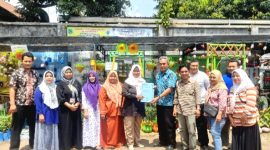 Penyerahan hasil penilaian tim dari Pendamping Desa Kepada Kepala Desa Sumbersuko, H. Arif Efendi (Dok.Harianjatim.id)