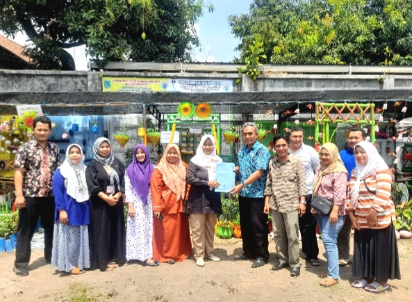 Penyerahan hasil penilaian tim dari Pendamping Desa Kepada Kepala Desa Sumbersuko, H. Arif Efendi (Dok.Harianjatim.id)