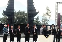 Serahterima Maskot Pilkada Serentak 2024, Provinsi Jawa Timur, dari KPU Kota Pasuruan kepada KPU Kabupaten Pasuruan (Dok.Harianjatim.id)