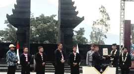 Serahterima Maskot Pilkada Serentak 2024, Provinsi Jawa Timur, dari KPU Kota Pasuruan kepada KPU Kabupaten Pasuruan (Dok.Harianjatim.id)
