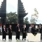 Serahterima Maskot Pilkada Serentak 2024, Provinsi Jawa Timur, dari KPU Kota Pasuruan kepada KPU Kabupaten Pasuruan (Dok.Harianjatim.id)