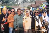 Foto bersama jajaran Forkopimca Purwosari, bersama kades Tejowangi, dan jajaran Panitia Tejowangi Carnival, saat mau melepas peserta Carnival (Dok.Harianjatim.id)
