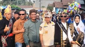 Foto bersama jajaran Forkopimca Purwosari, bersama kades Tejowangi, dan jajaran Panitia Tejowangi Carnival, saat mau melepas peserta Carnival (Dok.Harianjatim.id)