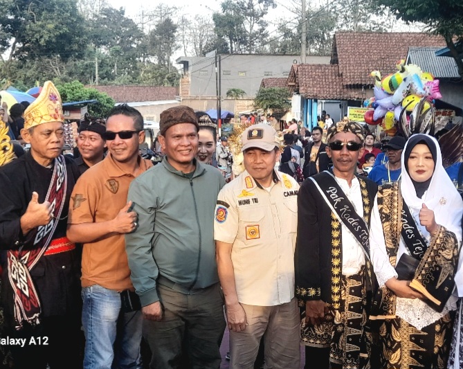 Foto bersama jajaran Forkopimca Purwosari, bersama kades Tejowangi, dan jajaran Panitia Tejowangi Carnival, saat mau melepas peserta Carnival (Dok.Harianjatim.id)