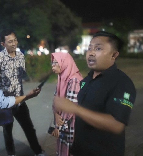 Ketua Barikade Gus Dur Pasuruan Raya,  Muslimin Saat soroti keadaan Alun-alun  yang nampak Amburadul (Dok. Harianjatim.id)