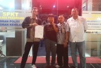 Foto bersama Orang Tua dan Korban, dengan didampingi oleh PHnya, Wintarsa Anuraga SH, setelah laporan ke SPKT, Polres Pasuruan (Dok. Harianjatim.id)