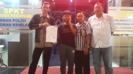 Foto bersama Orang Tua dan Korban, dengan didampingi oleh PHnya, Wintarsa Anuraga SH, setelah laporan ke SPKT, Polres Pasuruan (Dok. Harianjatim.id)