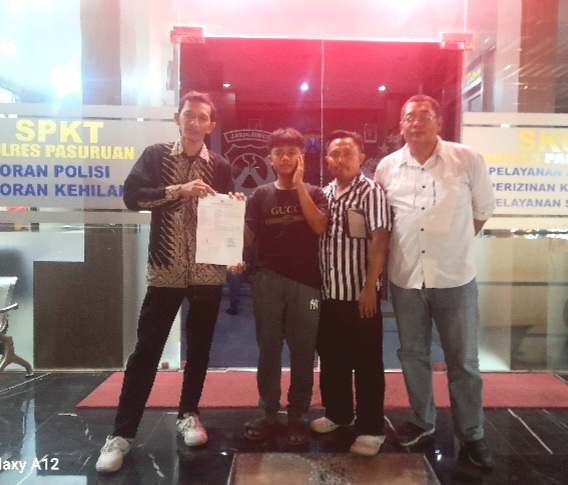 Foto bersama Orang Tua dan Korban, dengan didampingi oleh PHnya, Wintarsa Anuraga SH, setelah laporan ke SPKT, Polres Pasuruan (Dok. Harianjatim.id)