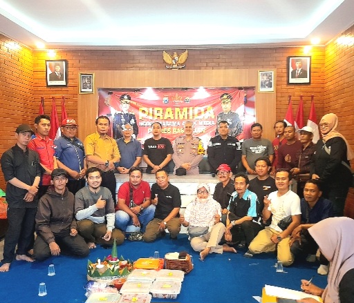 Kebersamaan Humas Polres Pasuruan dan Awak Media, dalam menggelar Tasyakuran HUT Humas Polri ke-73   (Dok. Harianjatim.id)