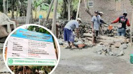 Fakta di lapangan, Rehab Bang/Sal Desa Jatigunting, Campuran Semen dan Pasir diaduk secara manual, karena molennya Rusak  (Dok. Harianjatim.id )