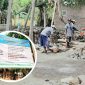 Fakta di lapangan, Rehab Bang/Sal Desa Jatigunting, Campuran Semen dan Pasir diaduk secara manual, karena molennya Rusak  (Dok. Harianjatim.id )