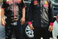 Ketua DPD LSM Penjara Indonesia, Jawa Timur, Zainul Abidin bersama anggotanya, saat diwawancarai oleh awak media.  (Dok. Harianjatim.id))