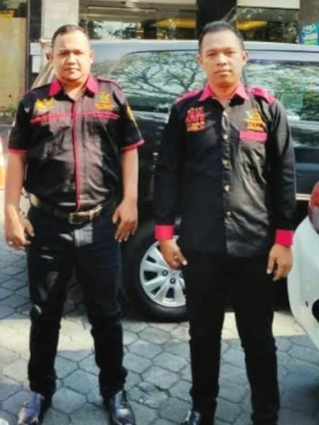 Ketua DPD LSM Penjara Indonesia, Jawa Timur, Zainul Abidin bersama anggotanya, saat diwawancarai oleh awak media.  (Dok. Harianjatim.id))