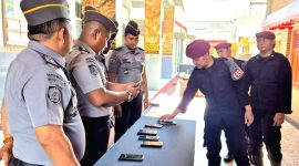 Kepala Keamanan Lapas Pasuruan saat memeriksa HP Anggota Jaga satu-satu, Guna Cegah Judi Online  (foto: ist)
