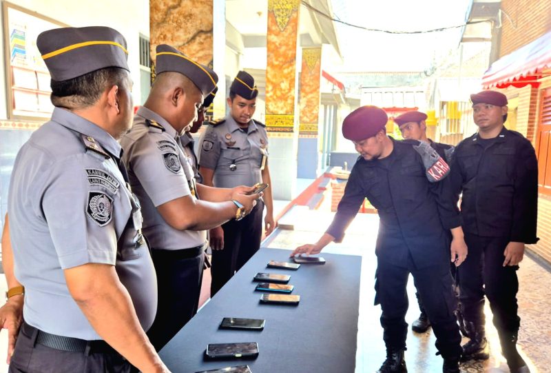 Kepala Keamanan Lapas Pasuruan saat memeriksa HP Anggota Jaga satu-satu, Guna Cegah Judi Online  (foto: ist)