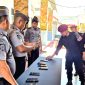 Kepala Keamanan Lapas Pasuruan saat memeriksa HP Anggota Jaga satu-satu, Guna Cegah Judi Online  (foto: ist)