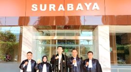 Ket. Foto: Ketua Umum DPP Pembela Umum Indonesia (PUMI), Rahadi Sri Wahyu Jatmika, S.H., M.H (tengah) saat di Pengadilan Tinggi Surabaya. (Foto: ist)