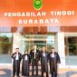 Ket. Foto: Ketua Umum DPP Pembela Umum Indonesia (PUMI), Rahadi Sri Wahyu Jatmika, S.H., M.H (tengah) saat di Pengadilan Tinggi Surabaya. (Foto: ist)