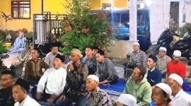 Mediasi berlangsung cukup alot, warga dan wali santri secara kompak tuntut dana CSR PT. Emjebe Pharma, Dikembalikan lagi ke Madin (Dok.Harianjatim.id)