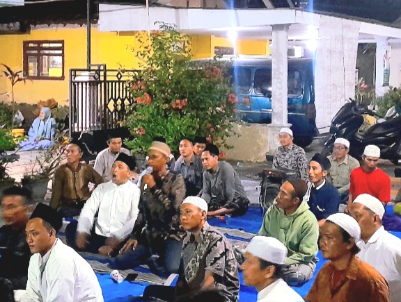 Mediasi berlangsung cukup alot, warga dan wali santri secara kompak tuntut dana CSR PT. Emjebe Pharma, Dikembalikan lagi ke Madin (Dok.Harianjatim.id)